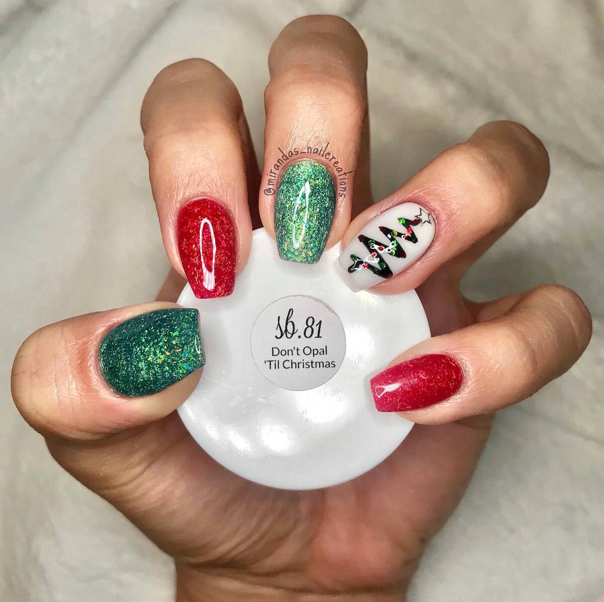 20. Classic Red and Green Christmas Acrylic Nails