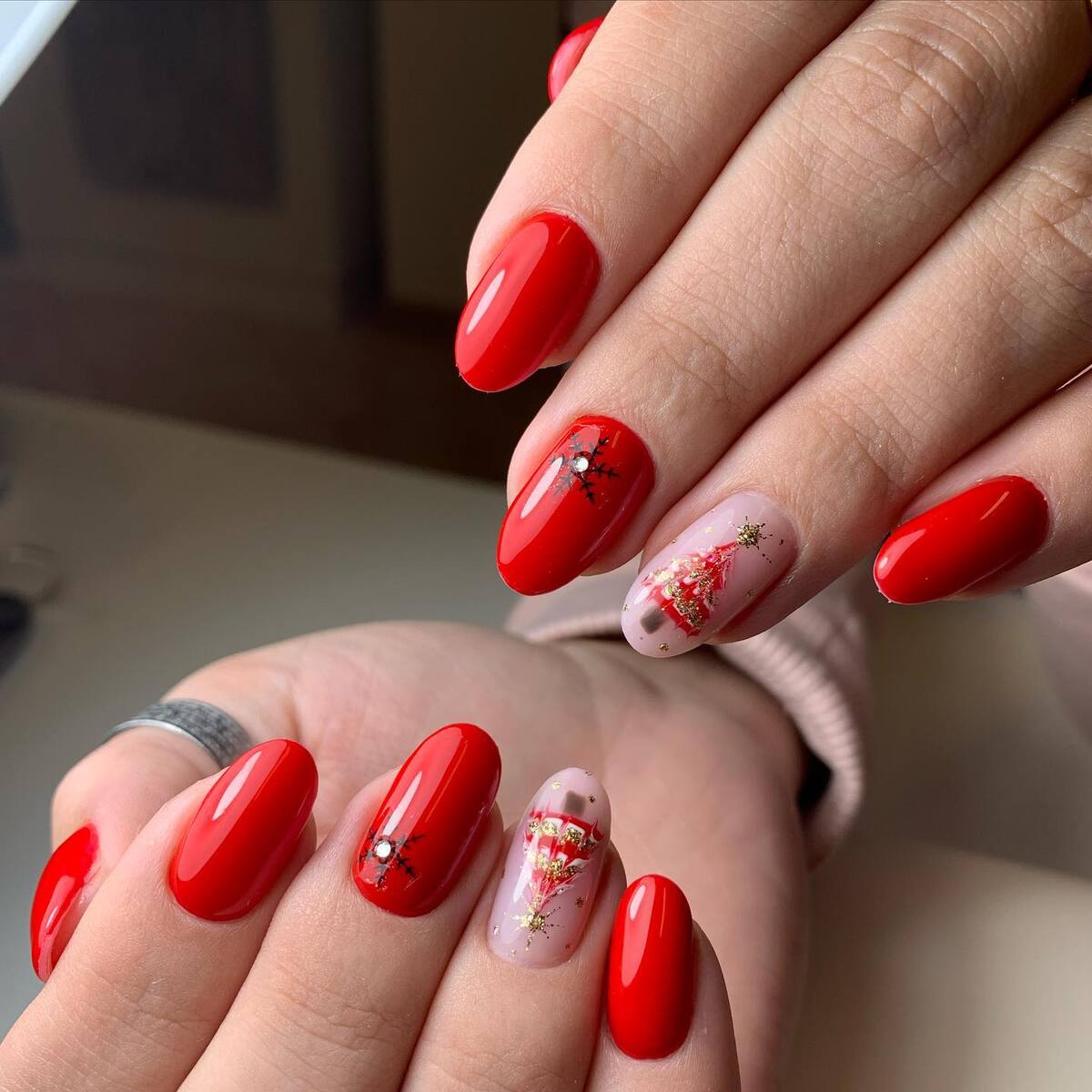 11. Elegant Christmas Tree Oval Nails