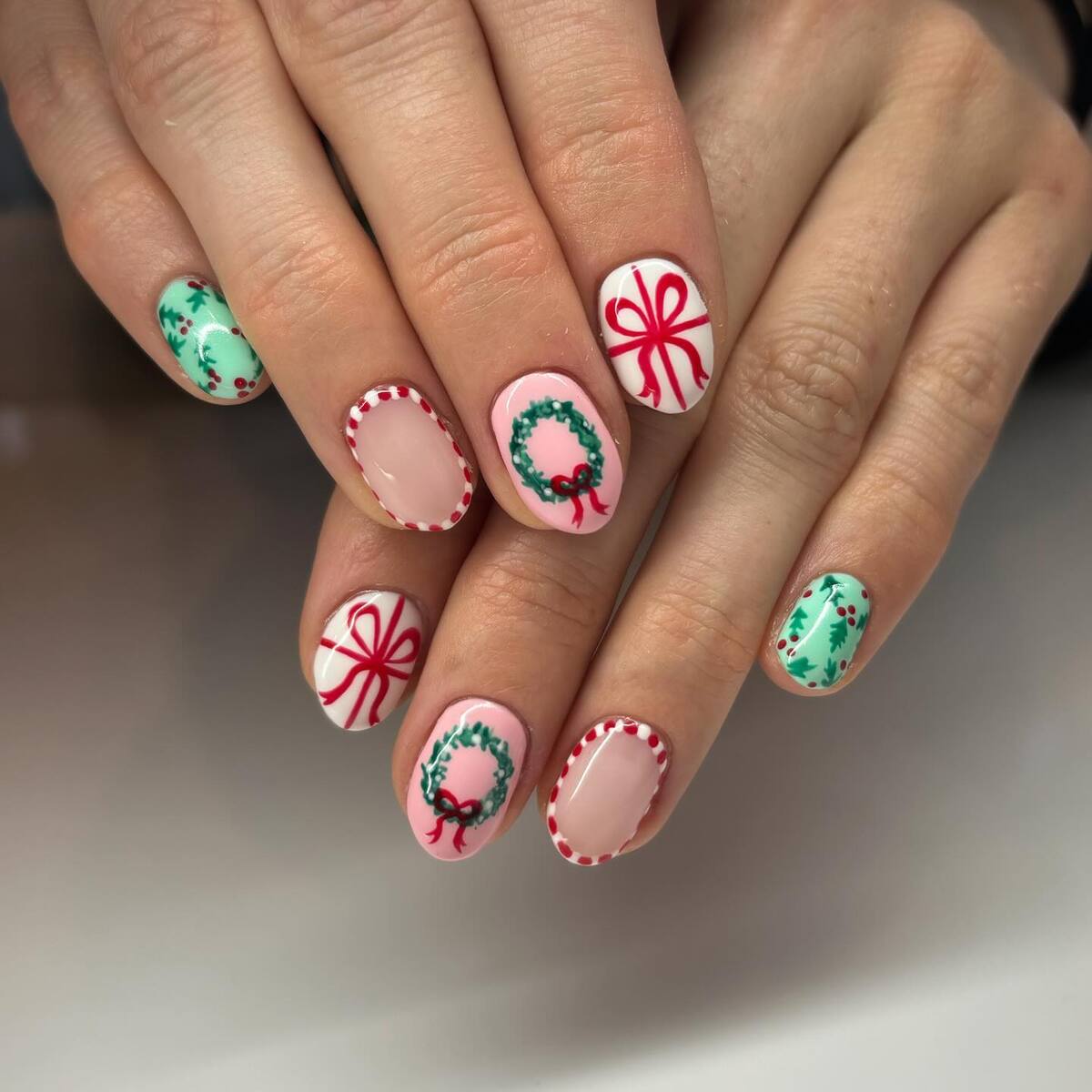 12. Christmas Wreath and Bow Oval Nails