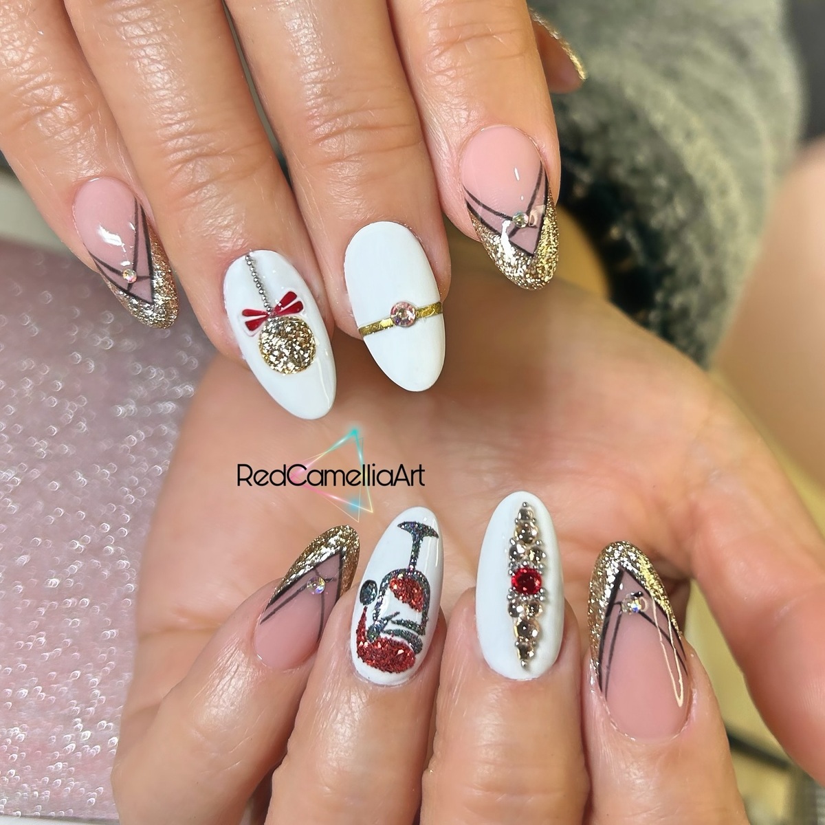 16. Elegant Christmas Ornament Oval Nails