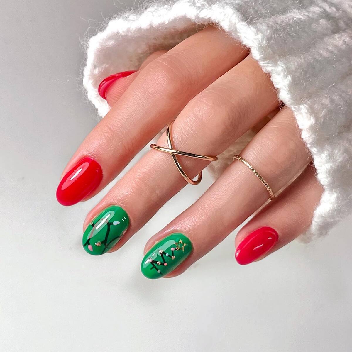 17. Classic Red and Green Christmas Oval Nails
