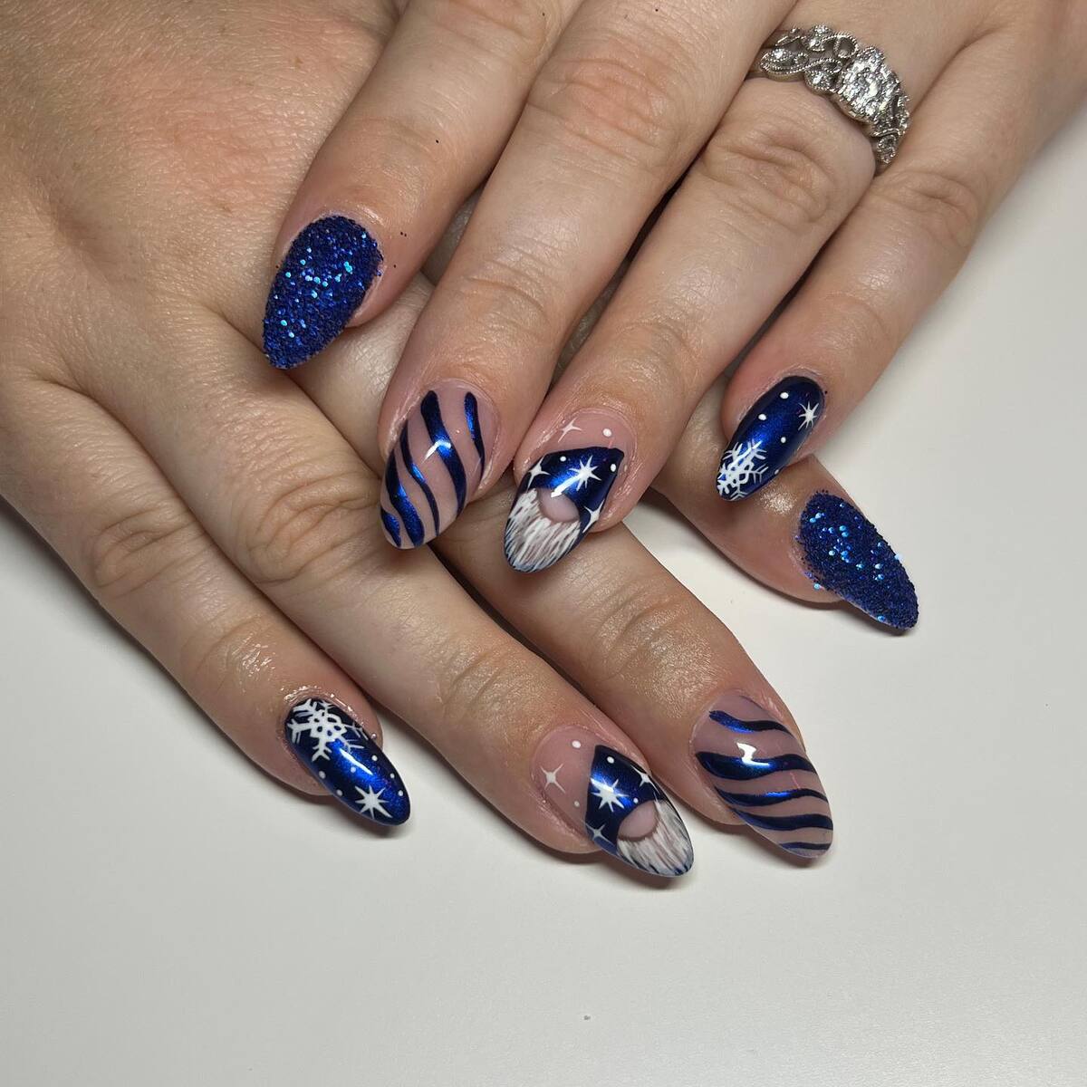 18. Midnight Blue Christmas Oval Nails