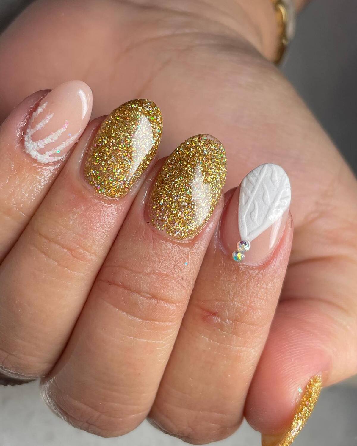 19. Golden Christmas Oval Nails