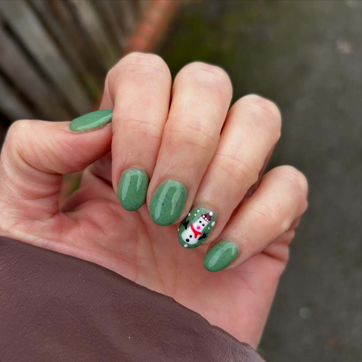 20. Snowman Christmas Oval Nails