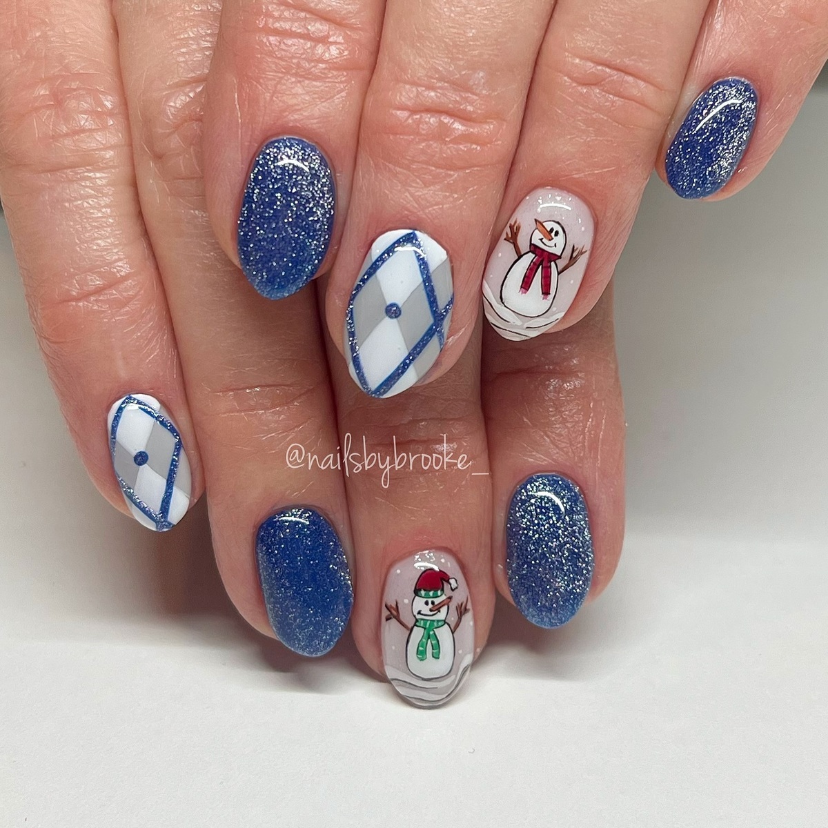 22. Snowman Sparkle Christmas Oval Nails