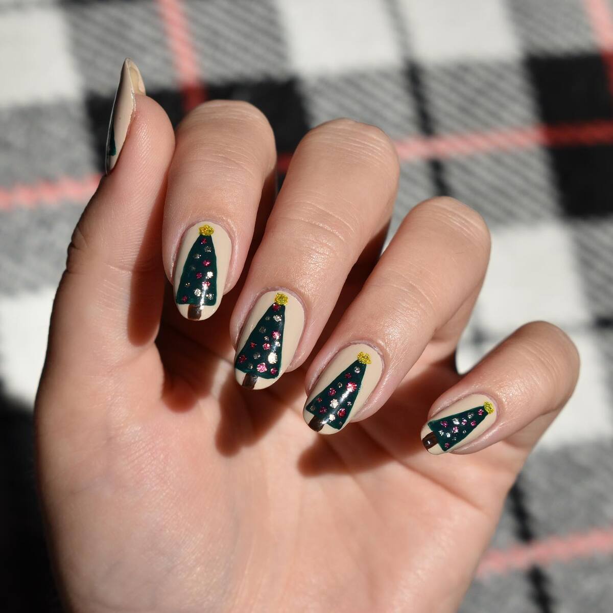 25. Festive Christmas Tree Oval Nails